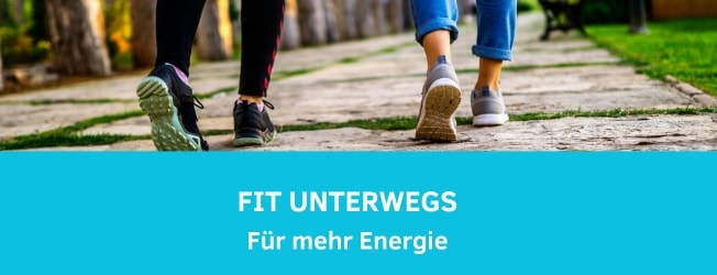 Man sieht von zwei gehenden Menschen nur die Waden und Füße, die in Turnschuhen stecken und walken